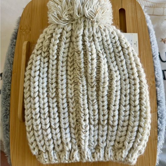 NWT Billabong Knit Beanie with Pom - Picture 2 of 6